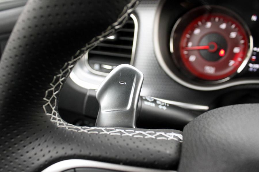 Детали интерьера Dodge Charger SRT Hellcat 2015 года  (фото 103 из 111)